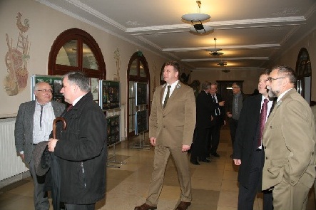 W?adze wydzia?u wraz z A. Wasiakiem podczas ogl?dania wystawy. Fot. P.Strzeli?ski
